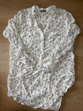 RW&CO. White Henley Shirt with Small Floral Print
